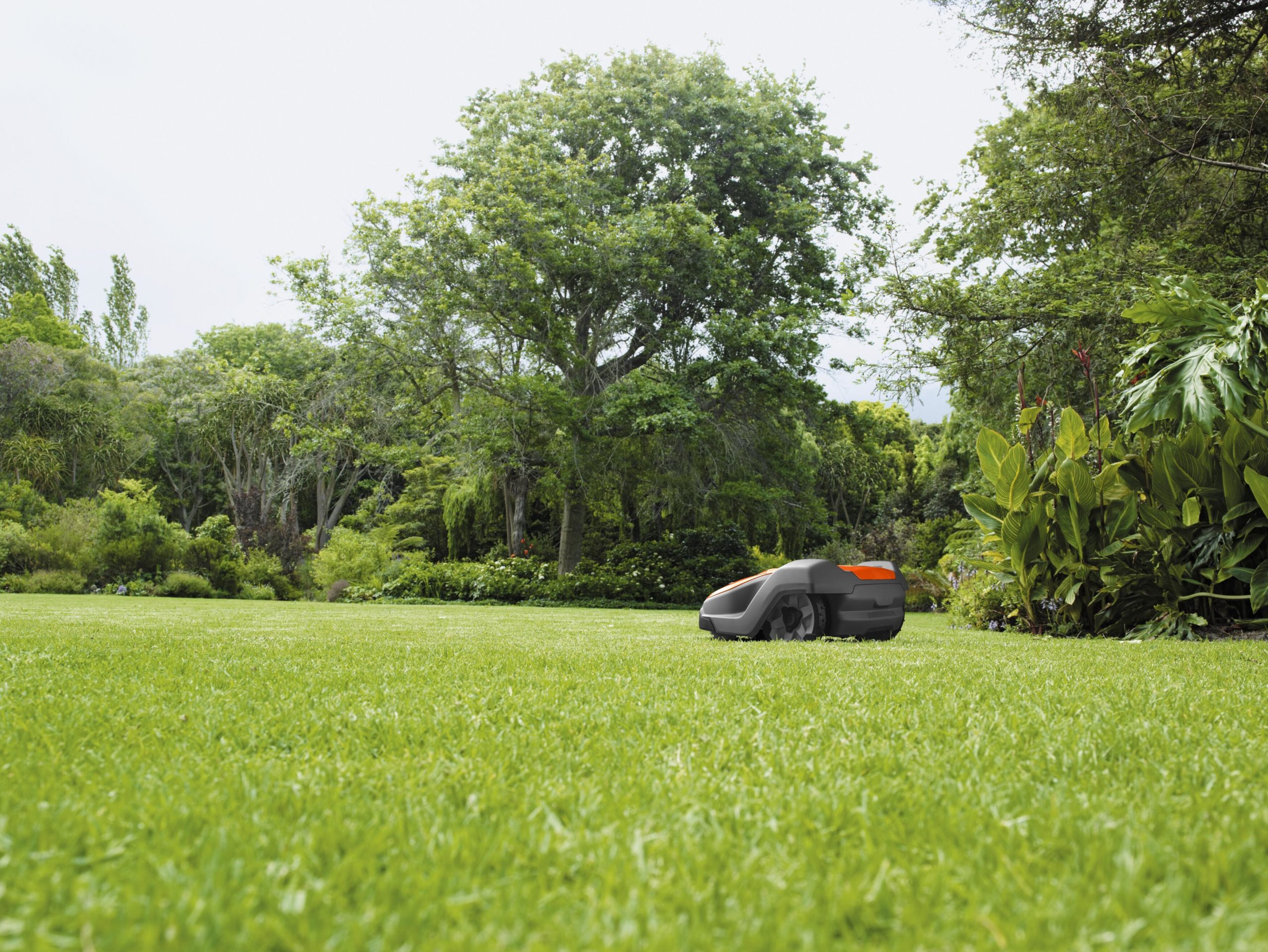  Leikkuumenetelmä toimii siten, että terät leikkaavat ruohon hellävaraisesti monelta suunnalta, ja tuloksena on kaunis ja mattomainen nurmikko